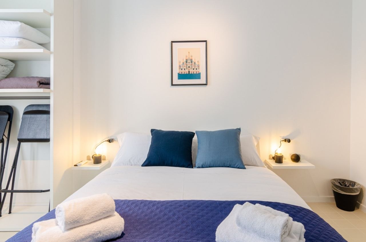San Siro Blue Flat — Master bedroom with blue accents