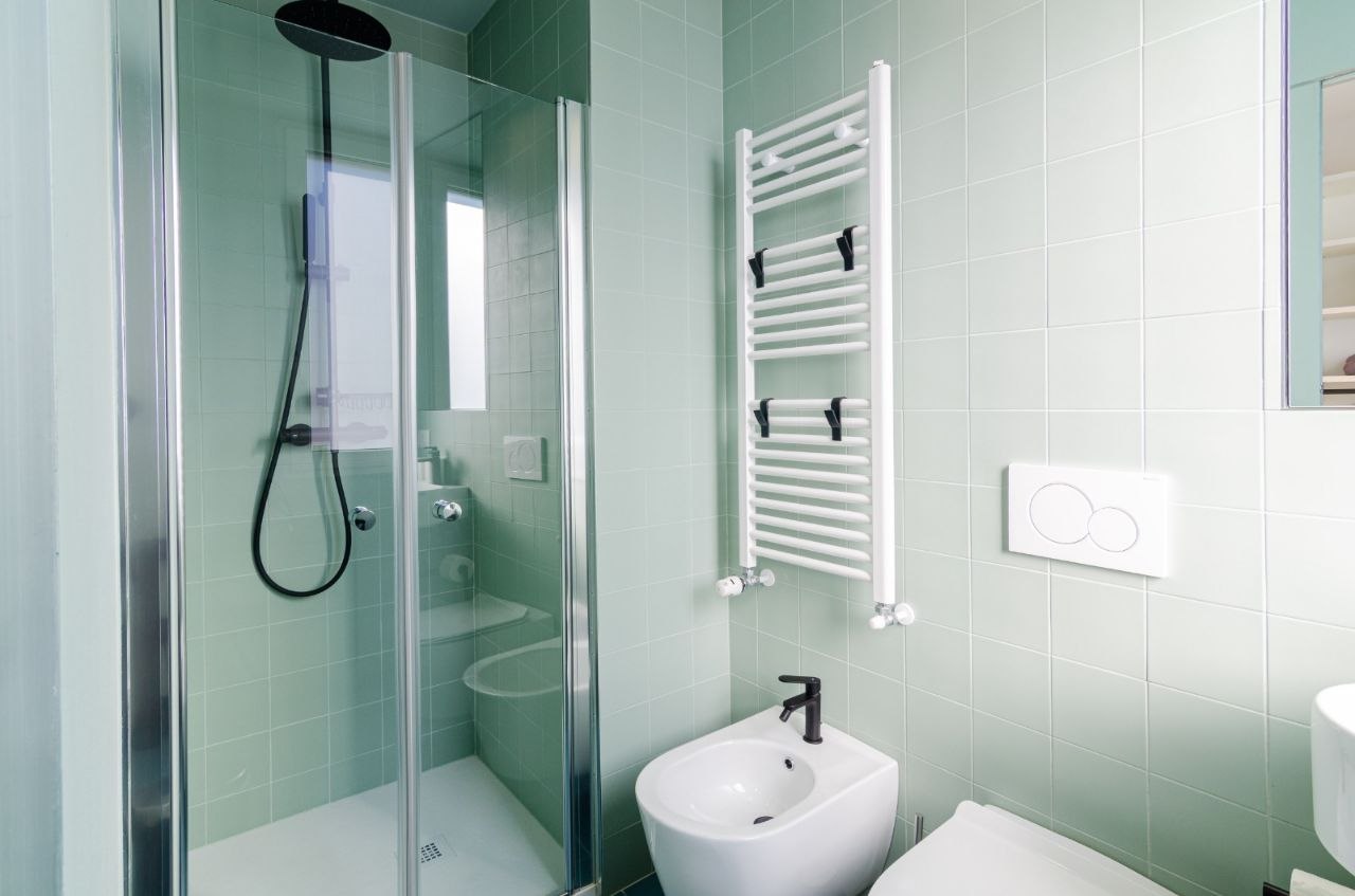 En-suite bathroom with aqua green tiles